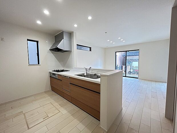 吊戸棚で視界を遮らず、パノラマ感を重視したタイプのキッチンスペース。