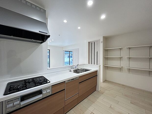 リビングで遊ぶお子様を見守りながらお料理ができる、対面キッチン。