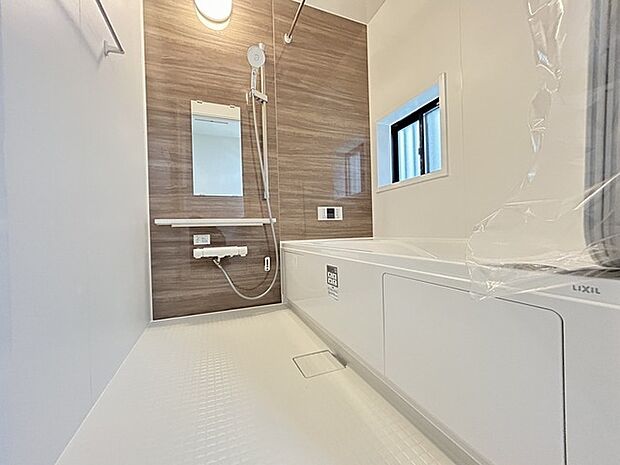 広々1坪タイプのゆったり浴室ユニット。防カビ・抗菌素材なのもうれしい。