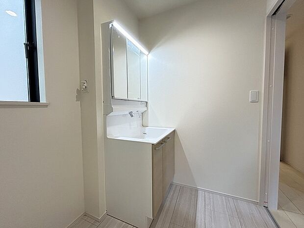 たっぷりの収納を設けたシャワー付洗面台で快適な暮らし。