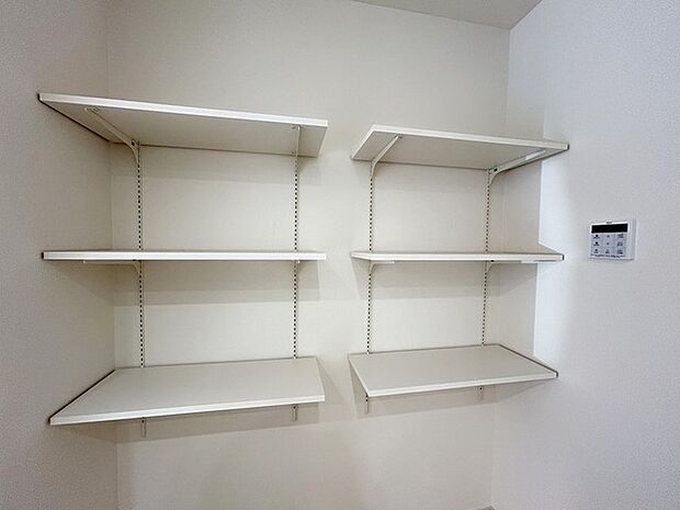 キッチンの脇に、この収納があるだけで、キッチン動線が変わりますね。