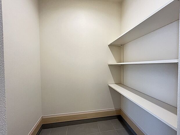 玄関横にシューズインクローク付き、雨具や三輪車を置いても余裕の広さ。