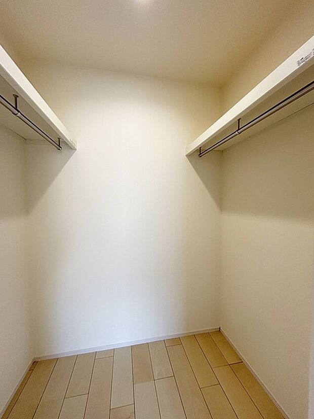 季節物の衣類もスッキリ収納できる、ウォークインクローゼット。
