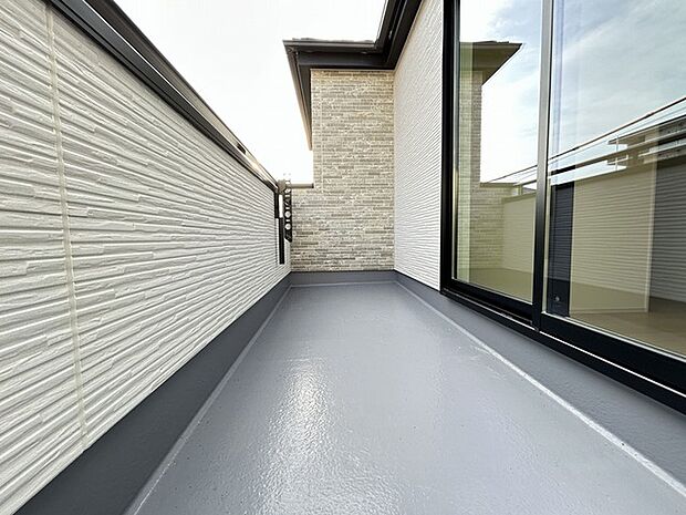 南向きバルコニーでお洗濯ものはいつもカラッと乾きます。