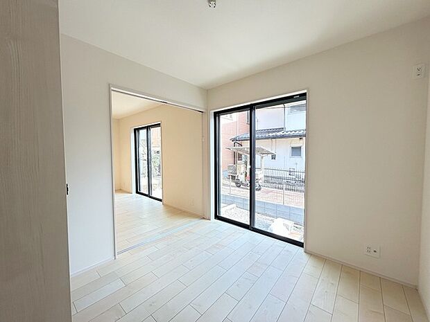 リビングの続き間としても利用できる洋室です。