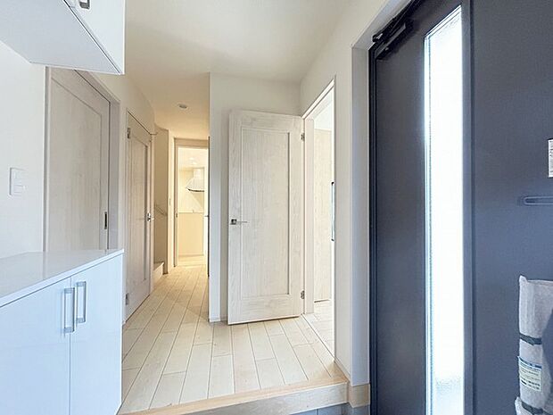 誰も住んだことのない家の玄関スペース。あたらしい木のにおいを感じていただけると思います。