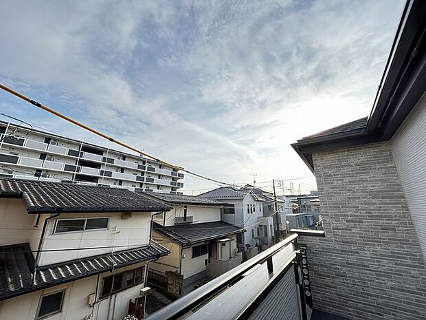 あたり一帯に住宅が広がる立地、住宅地ならではのロケーション。