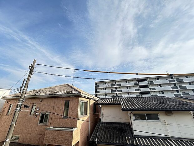 あたりには住宅を中心とした建物が広がります。