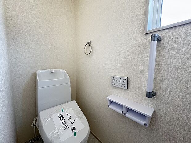 お掃除らくらく。便座脇の操作盤をなくした、リモコンタイプのお手洗い。気持ちいいウォシュレット機能。 