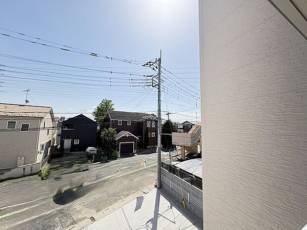 前面の住まいとの距離感があるから、圧迫感を感じません。 