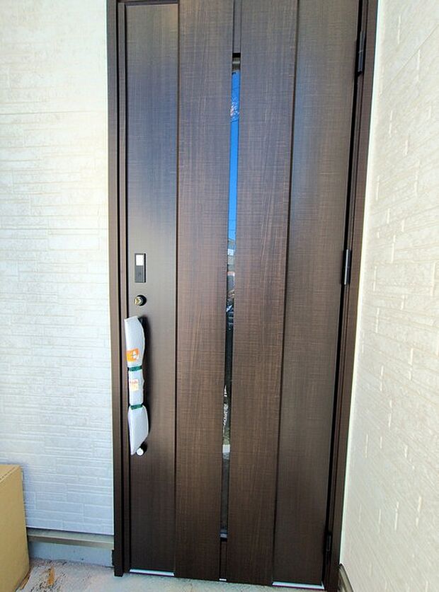 新築の玄関扉。きっと今のお家より重厚感が違います。 