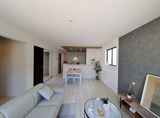 白の壁紙は王道ですが、あえて遊び心をリビングに。 