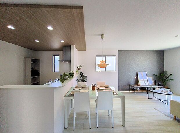 木の温もりと白が調和する、心地よい空間。 