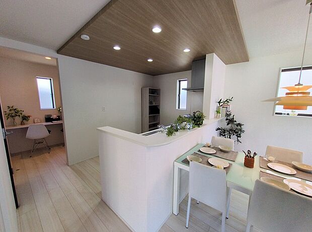 木調の天井が穏やかな空間を演出し、心安らぐひとときを。