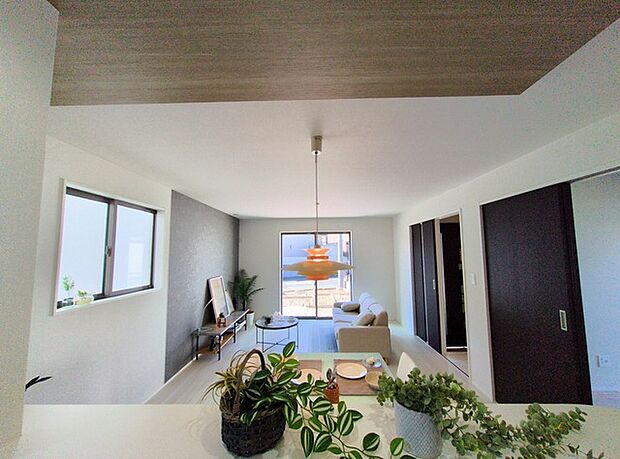 朝から日差しいっぱい、 早起きしたくなるLDK。