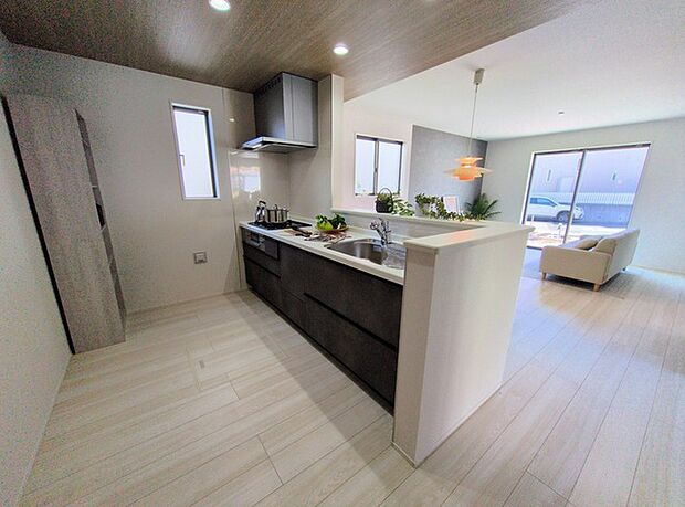 対面タイプなら、キッチン内にいながらご家族やお客様との会話が楽しめます。