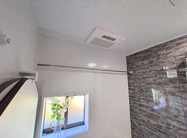 空気もこもらず、いつもクリーンな浴室乾燥機付。 