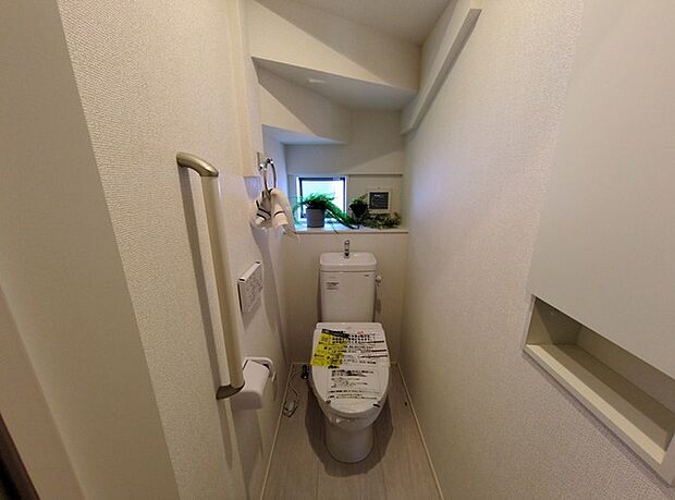 注目度の高いお手洗い。ちゃんとウォシュレット機能ついてます。 