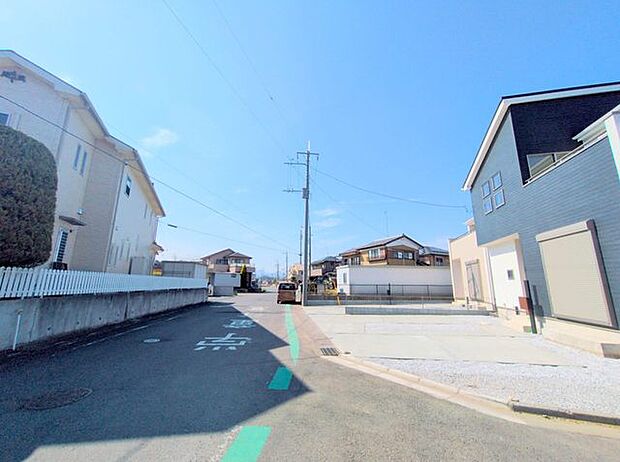 住民の方が主に利用する交通量少なめの道路に面してます。 