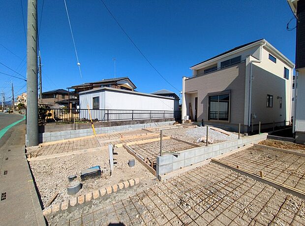 車通りの少ない閑静な住宅地、のびのびした子育てに適します。