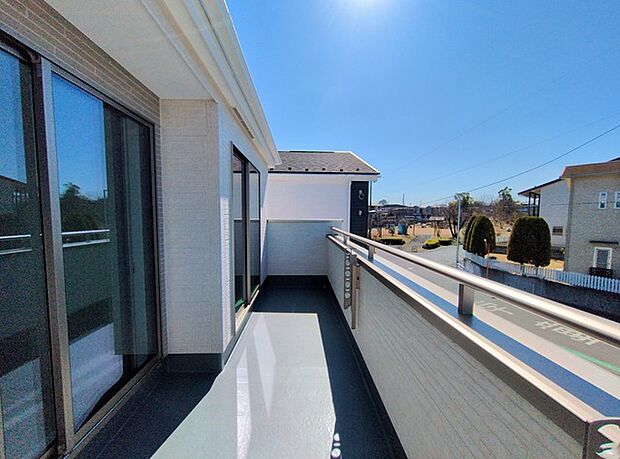 南向きバルコニーでお洗濯ものはいつもカラッと乾きます。