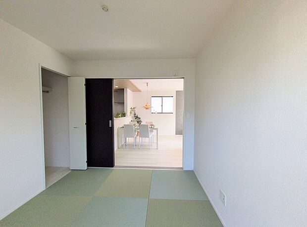 和室とリビングが続き間に。定評のあるプランを採用。 