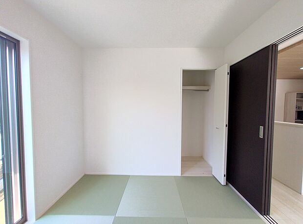 リビングの続き間としても利用できる和室です。