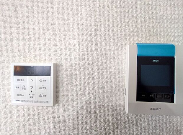 パネルとモニターが1つにまとまって、動線がスッキリできそうな配置。 