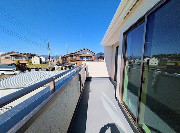 あたりには住宅を中心とした建物が広がります。