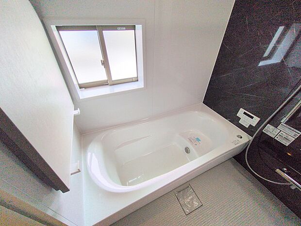 広々1坪タイプのゆったり浴室ユニット。防カビ・抗菌素材なのもうれしい。