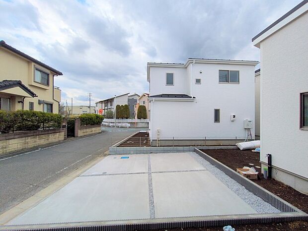 駐車場は2台まで駐車可能。マイカーの車幅もお確かめください。