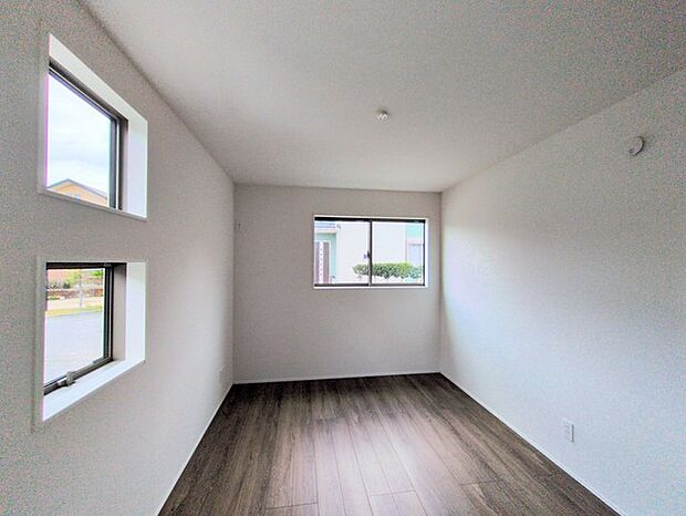 今からここを誰のお部屋にしようか、そんな洋室。大きさは6帖です。