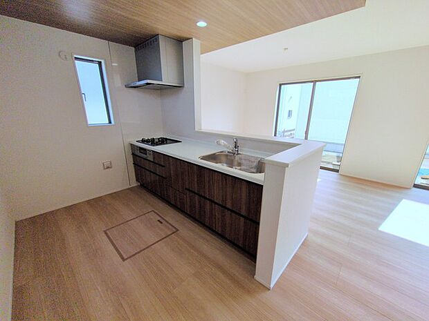 キッチン裏の空間もしっかり確保。カップボードも大きなものを置けそうです。