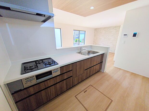 吊戸棚をなくした対面LDKはキッチンに立つ人の視界をワイドにしてくれます。 