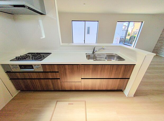 料理をしながらでも、ご家族との会話を楽しめる対面キッチン。