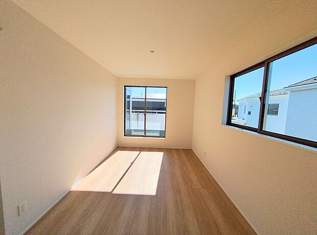 たっぷりの陽光と、心地よい風が舞い込みます。