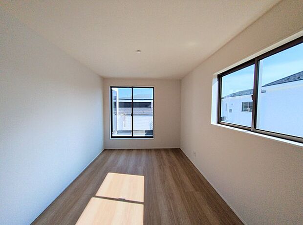 大きめのベッドを置いても、まだゆとりが持てる大きさ。8.25帖の主寝室。 