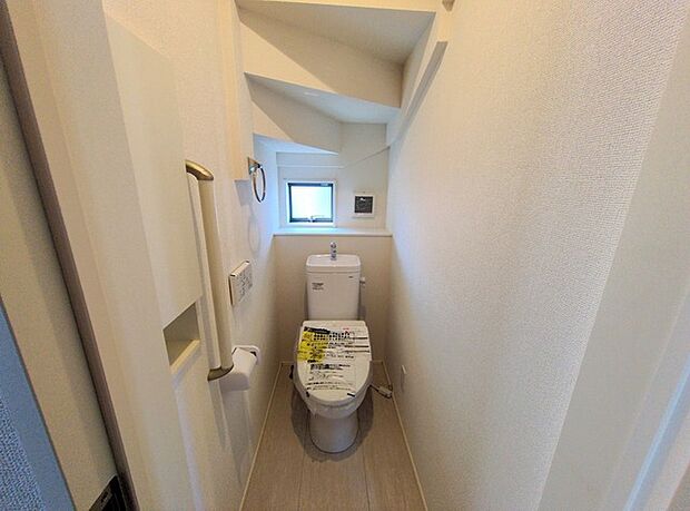 今すぐということはなくとも、いずれはお世話になるお手洗いの手すり付き。もちろんウォシュレットも付いてます。