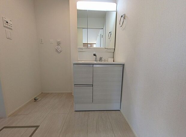 たっぷりの収納を設けたシャワー付洗面台で快適な暮らし。