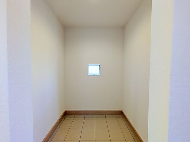 玄関横にシューズインクローク付き、雨具や三輪車を置いても余裕の広さ。 