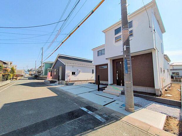 住民の方が主に利用する交通量少なめの道路に面してます。 