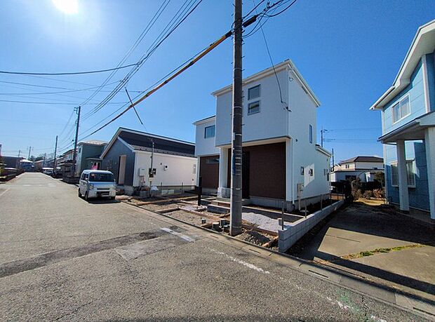 駐車が苦手な方にも嬉しい、前面6m道路に面した住まい。