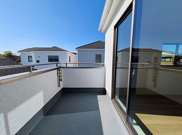 らくらくお洗濯を助ける広いバルコニー。