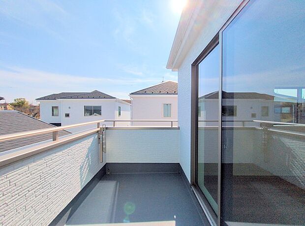 南面に広がるワイドバルコニー、明るい空間でのびのび過ごせるプランです。 