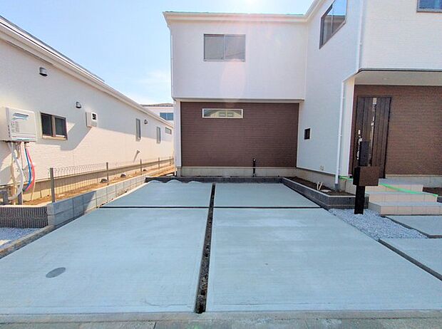 駐車場は2台まで駐車可能。マイカーの車幅もお確かめください。