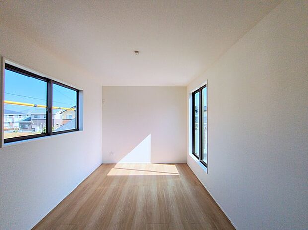 広々バルコニーから、たっぷり太陽の恵みが得られます。 