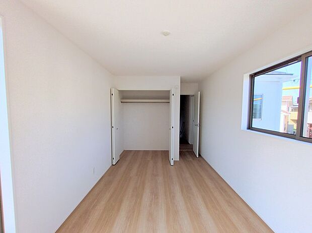 この部屋だれの部屋にしようかな、なんて会話を現地で楽しんでください。約7.25帖の広々洋室。