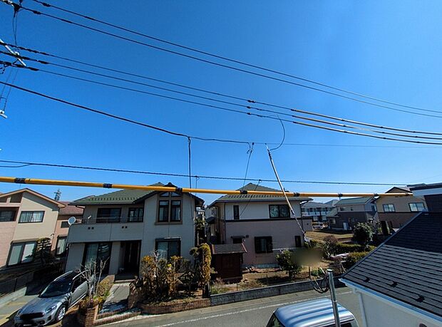 あたりには住宅を中心とした建物が広がります。