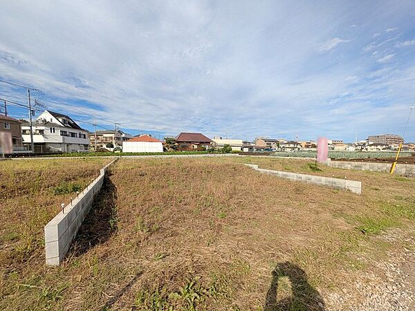 車通りの少ない閑静な住宅地、のびのびした子育てに適します。