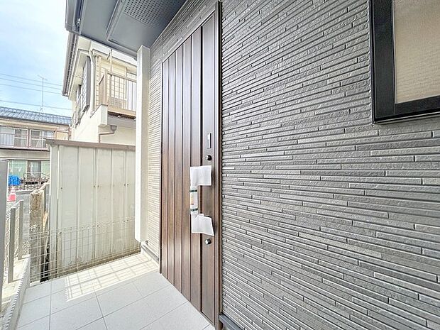 この扉を開けると、新築の木の匂いが待ってます。